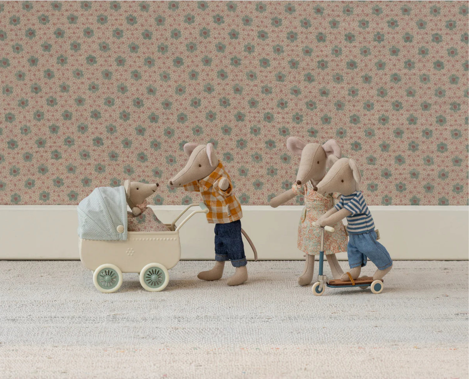 PRAM WITH BABY MOUSE- MINT