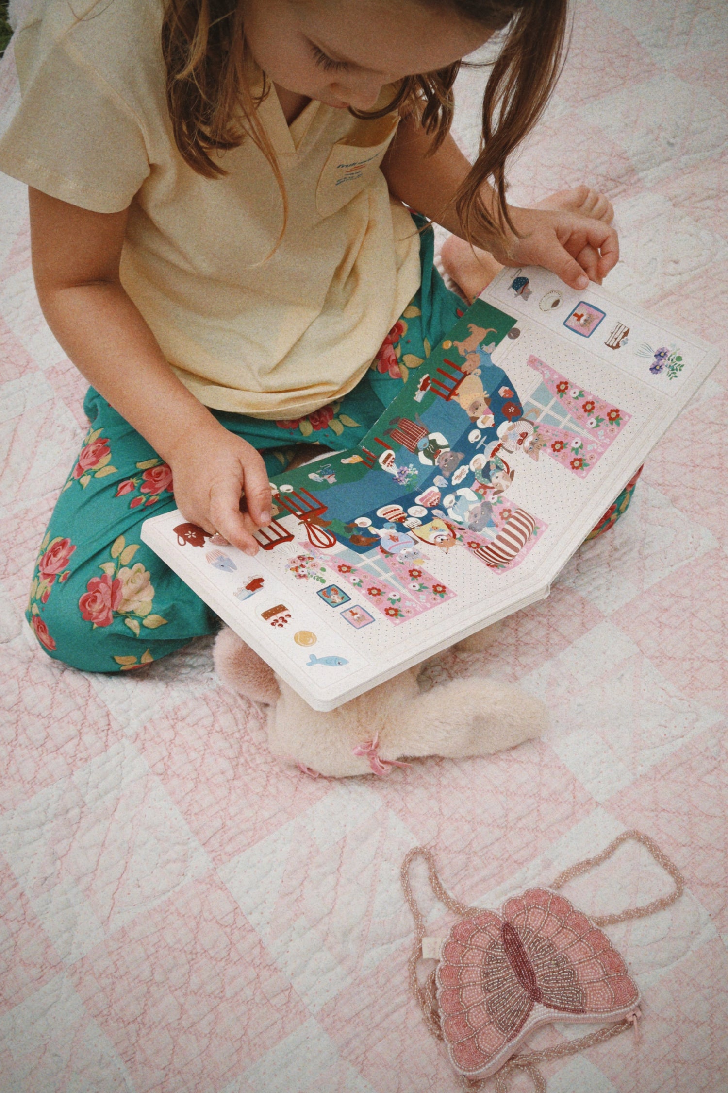 SEEK AND FIND BOOK - MULTI
