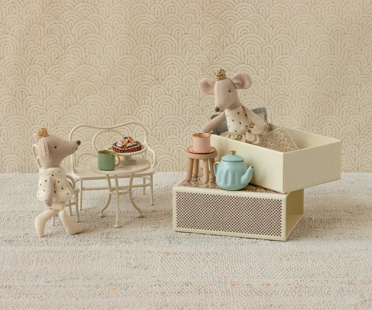 KARALIŠKI PELIUKAI DVYNIAI - LITTLE SISTER AND BROTHER IN MATCHBOX