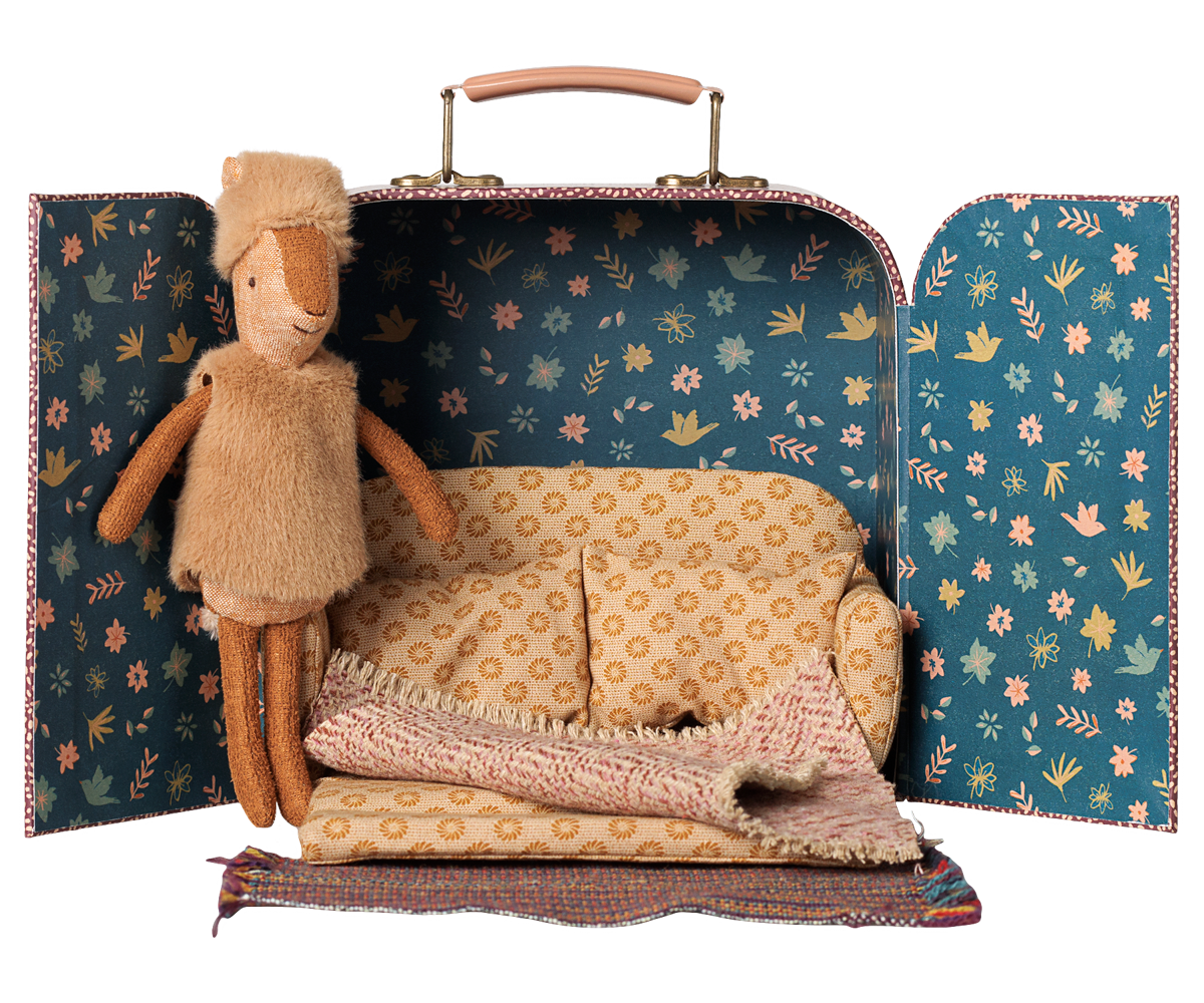 Reindeer in suitcase, Little sister