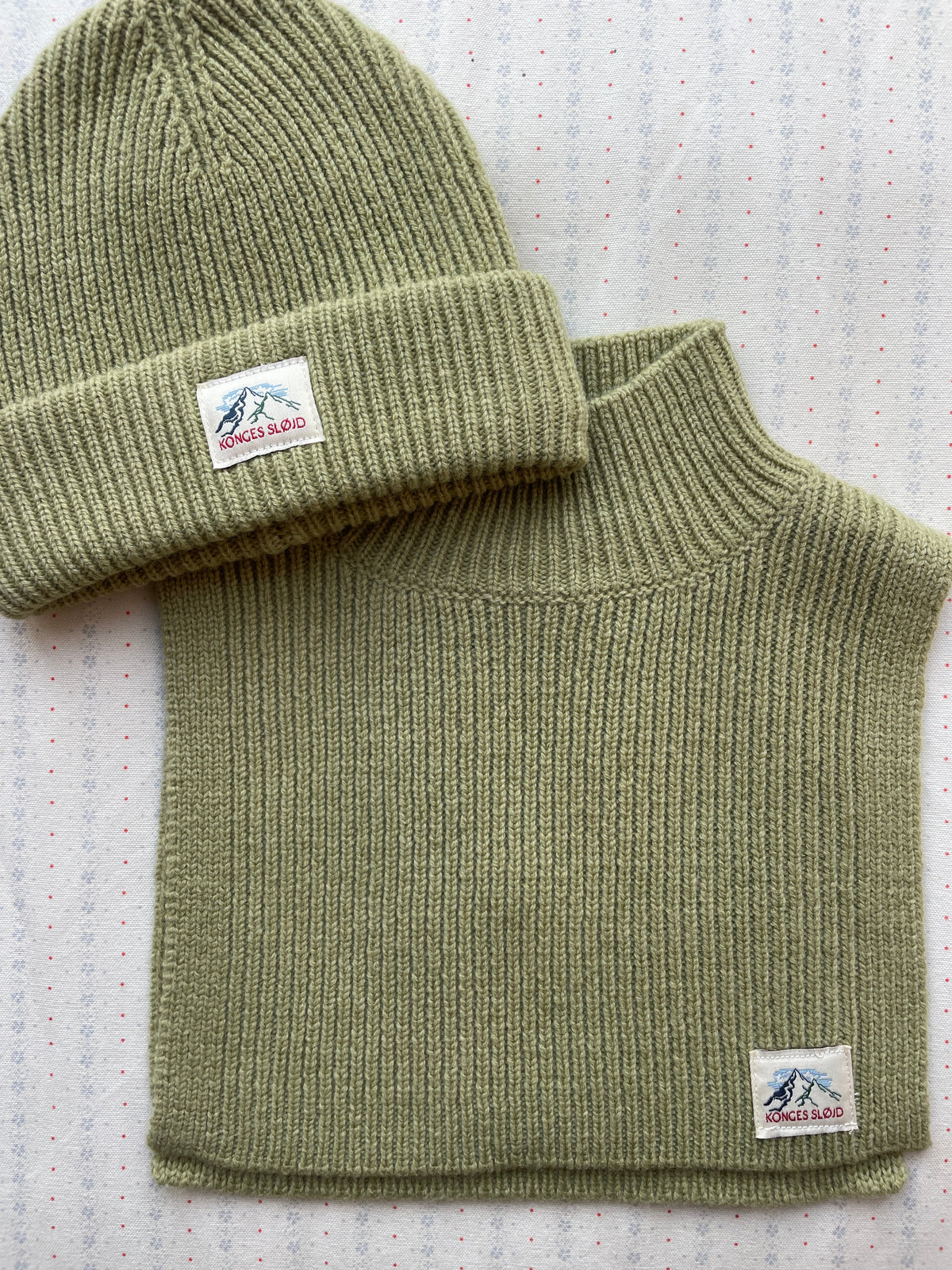 BASIL NECKWARMER - PALE OLIVE GREEN