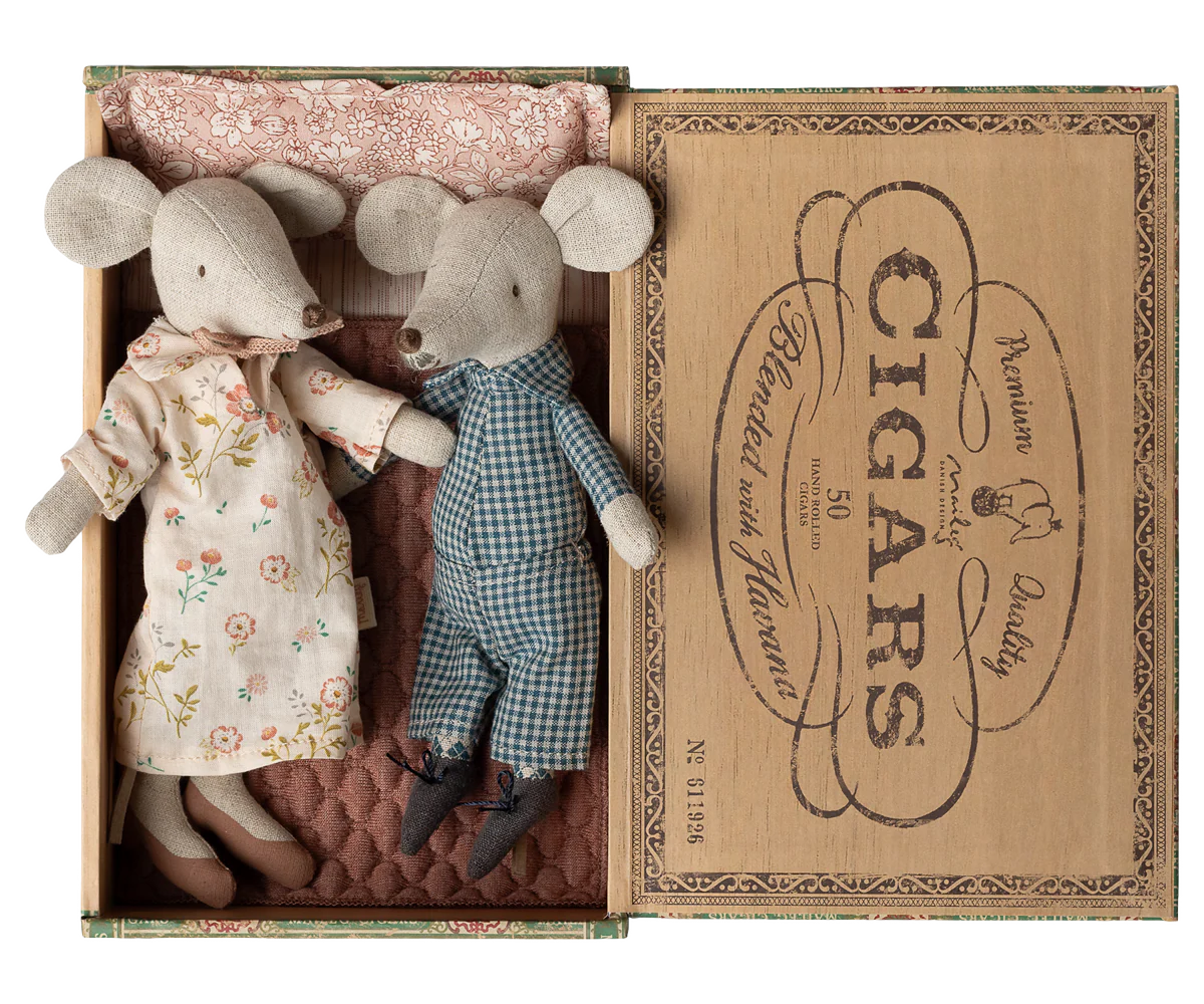 GRANDMA AND GRANDPA MICE IN CIGARBOX