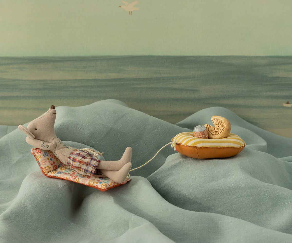 BEACH MOUSE WITH AIR MATRESS. DAD - FLOWER