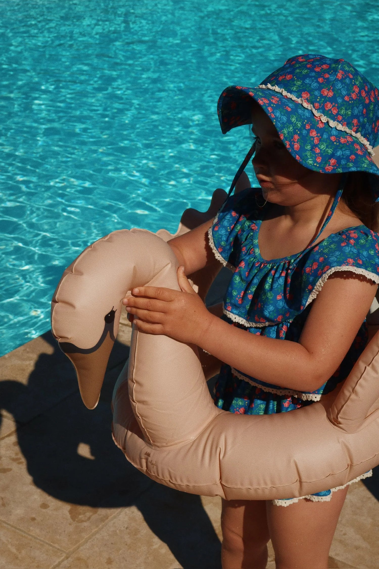 SWIM RING SWAN - STRAWBERRY ICE